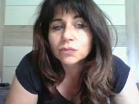 Je suis petite brune  avec des formes aux yeux bleues, je suis attirante, pulpeuse et sexy. N’hésitez pas à prendre rendez-vous avec moi par message si je suis en hors ligne je me ferai un plaisir de vous répondre et de passer un moment coquin en privé ou en vip