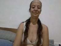 Soy una chica simpática y divertida que le gusta jugar en la cámara haciendo desnudo, anal, masturbación y disfrutar de una buena charla caliente
