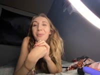 Hey jij... nieuwsgierig naar meer? Een 28-jarige geile moeder en alles behalve de standaard MILF. Klein en slank, maar 100% naturel... en ik hou ervan om bekeken te worden. Mijn spel is simpel: jou plagen tot je het niet meer houdt... laat mij je dag wat heter maken. In privéchat ga ik topless, wil je mij helemaal naakt zien en samen met mij spelen? Dan moet je naar VIP gaan.