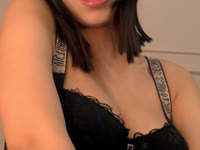 Ik ben zo’n meisje dat lief lijkt, maar stiekem vol fantasie zit. Nieuwsgierig, speels en een beetje brutaal… Bij mij krijg je geen showtje, maar échte aandacht. Dus als je houdt van een girl die weet hoe ze je moet teasen,  je zit hier goed.