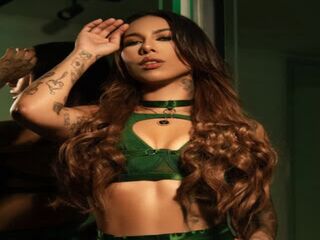 naked cam girl masturbating with vibrator LilyHarpers