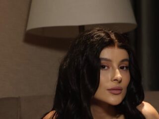 camslut showing tits OssieZoumis