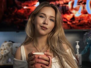 masturbating camgirl AraCapell