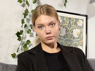 naked cam girl masturbating with sextoy DonellaAndra