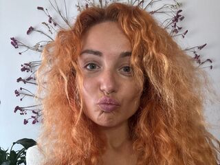 naked camgirl Emelyi