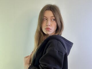 cam girl playing with vibrator LeonilaKesling