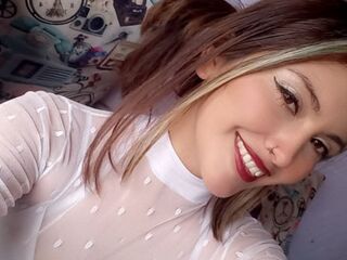 naked camgirl masturbating with vibrator LunaLars