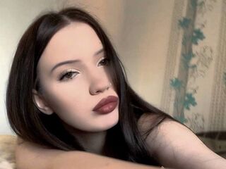 topless camgirl MadelineMendes