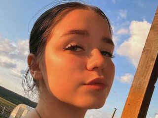 masturbating camgirl MilanaStrain