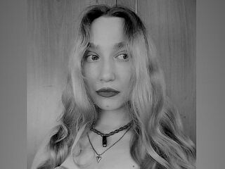 camgirl showing pussy MonikaGreens