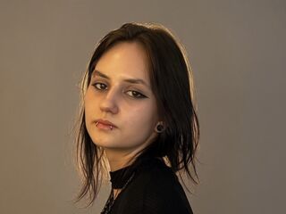 beautiful webcamgirl OmaMckeithen
