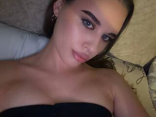 topless cam girl RhiannonJumper