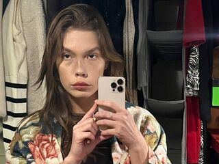 hot cam girl fingering shaved pussy RubyRedkis