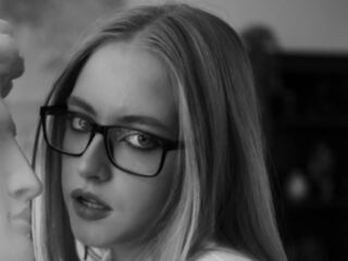 camgirl playing with vibrator SheliaEdwards