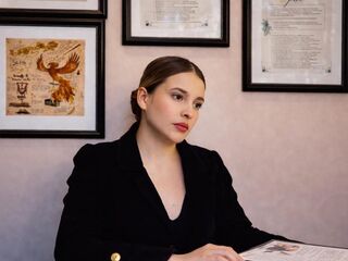 naughty cam girl fingering shaved pussy SofiaBetancurt