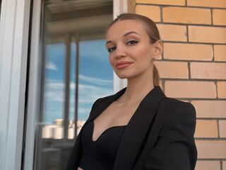 camslut masturbating SuzanUemura
