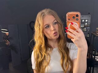 camgirl masturbating with sex toy TainaSaffo