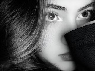 cam girl playing with vibrator VickyToure